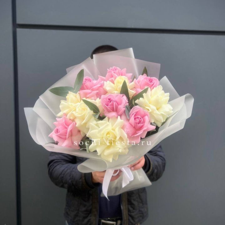 11 бело-розовых роз в Абакане