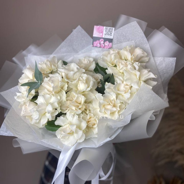 21 французских роз с эвкалиптом в Абакане