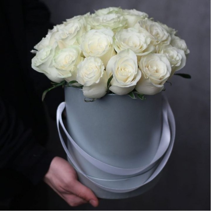 15 белых роз в цилиндре в Абакане