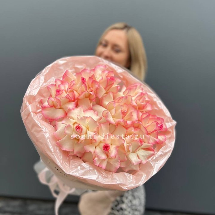 9 французских роз Джумилия в нежном оформлении в Абакане