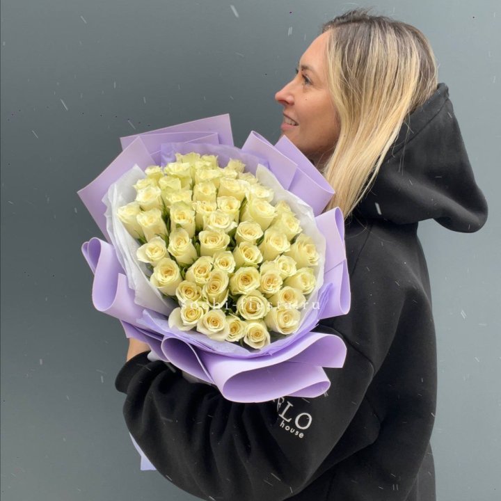 51 белая кенийская роза в оформлении в Абакане