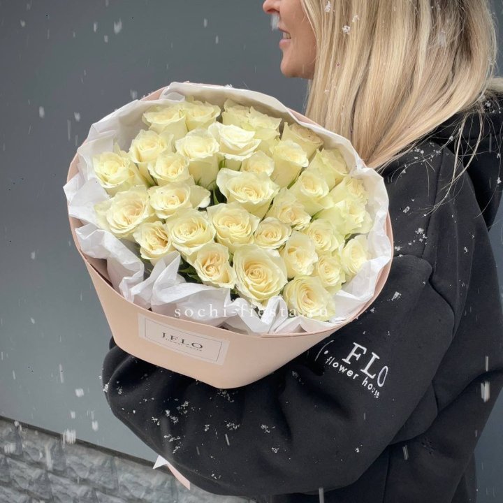 31 белая роза в оформлении в Абакане