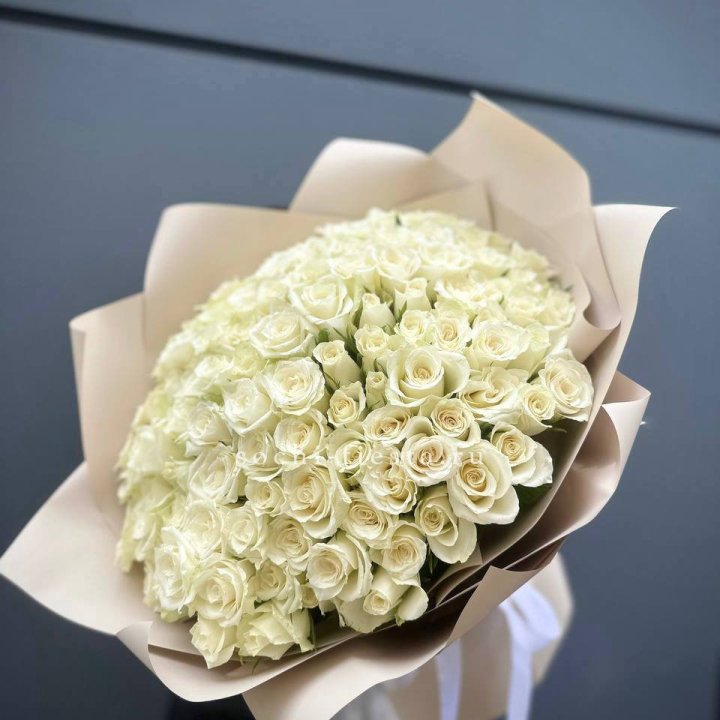 101 белая роза Атена в Абакане