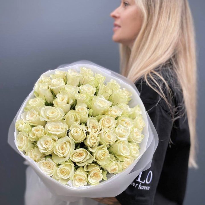 Воздушный букет из 51 белой кенийской розы в Абакане