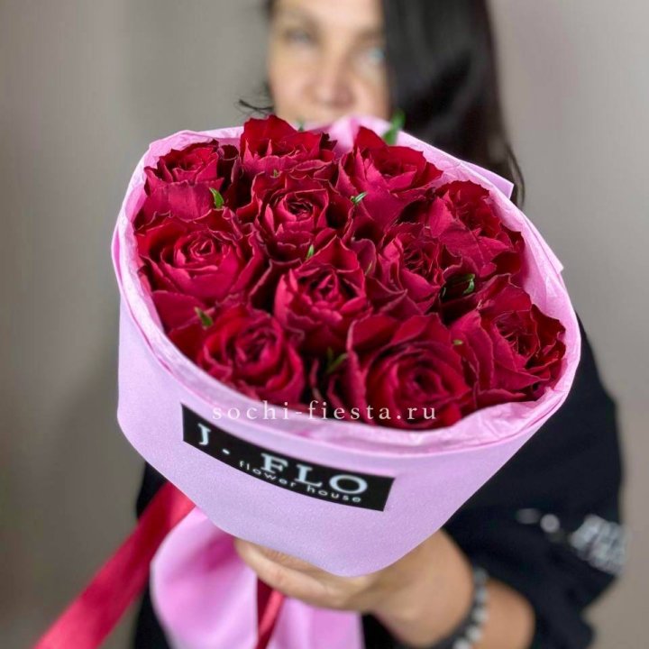11 красных роз мадам ред в Абакане