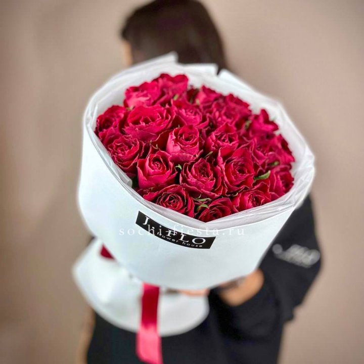 Букет красных роз мадам ред в Абакане