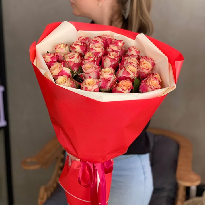 Букет роз Chapeau в Абакане