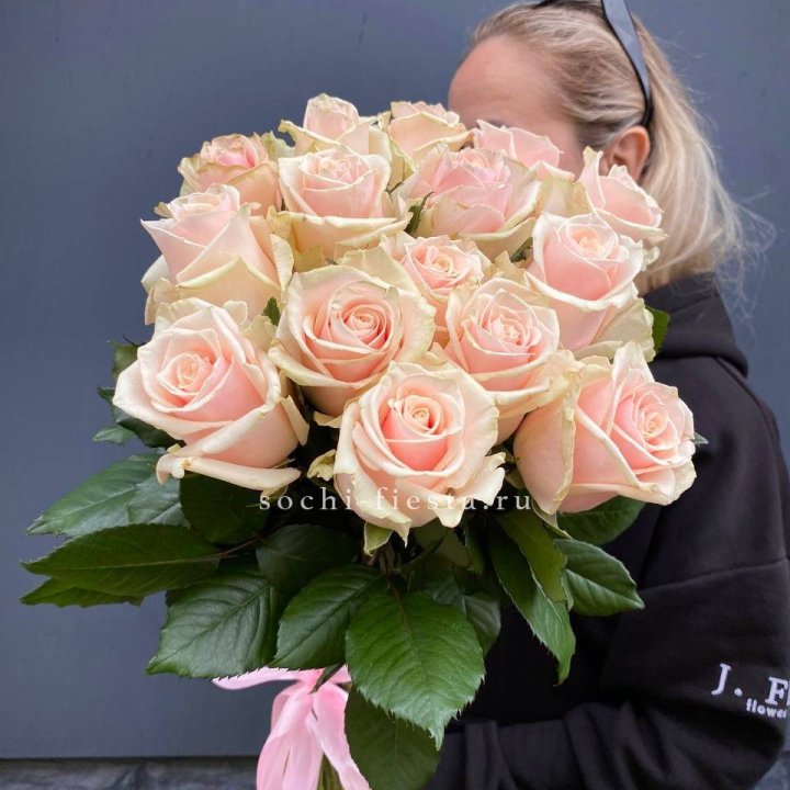 15  кремовых высоких роз в Абакане