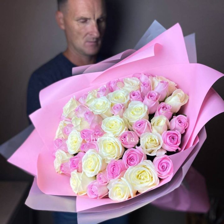 51 белых и розовых роз в Абакане