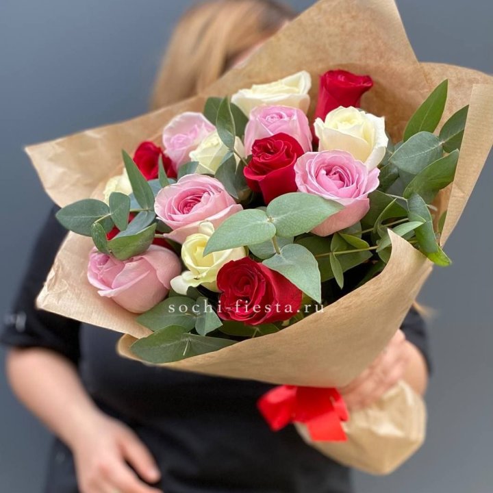 Букет из 15 роз с эвкалиптом в Абакане