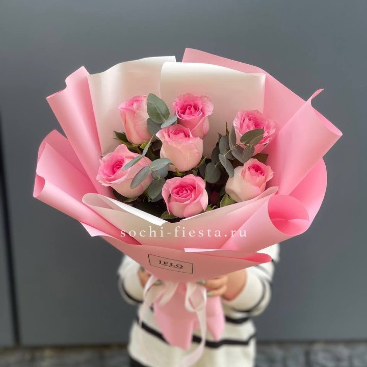 7 роз с эвкалиптом в Абакане
