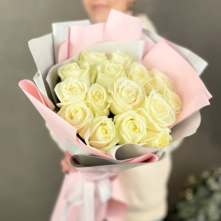 15 белых роз пудра в Абакане