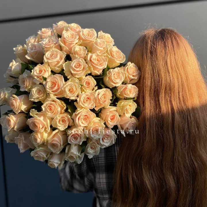 Охапка кремовых роз в Абакане