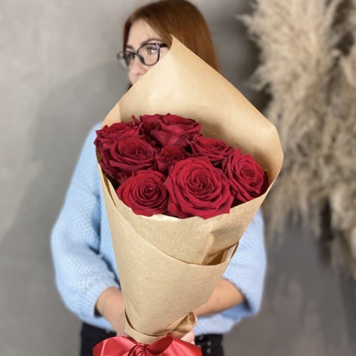 9 красных роз в крафте в Абакане