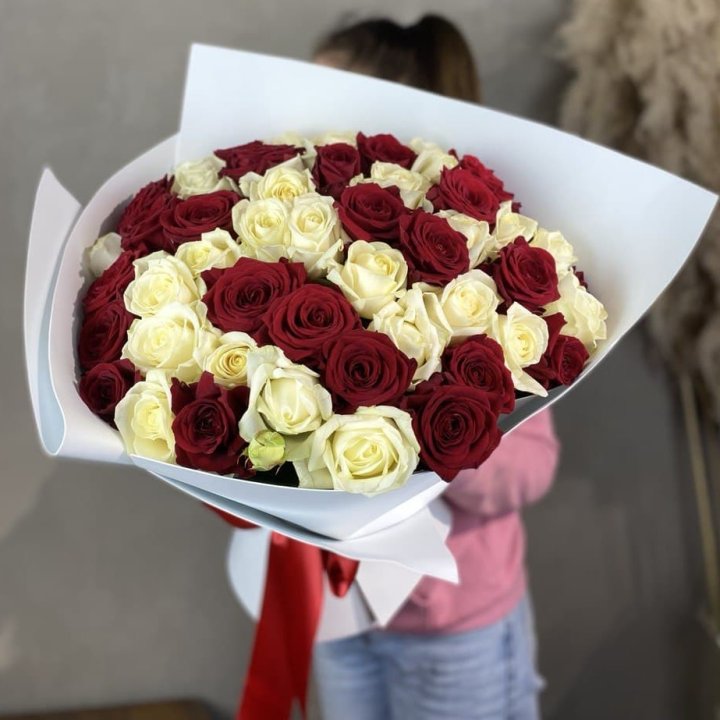 51 красная и белая роза в Абакане