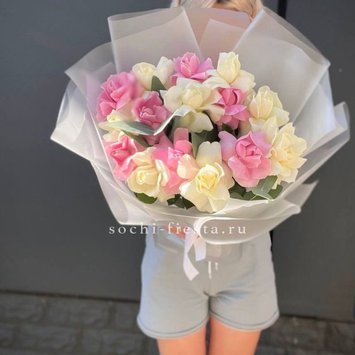 15 бело-розовых роз в Абакане