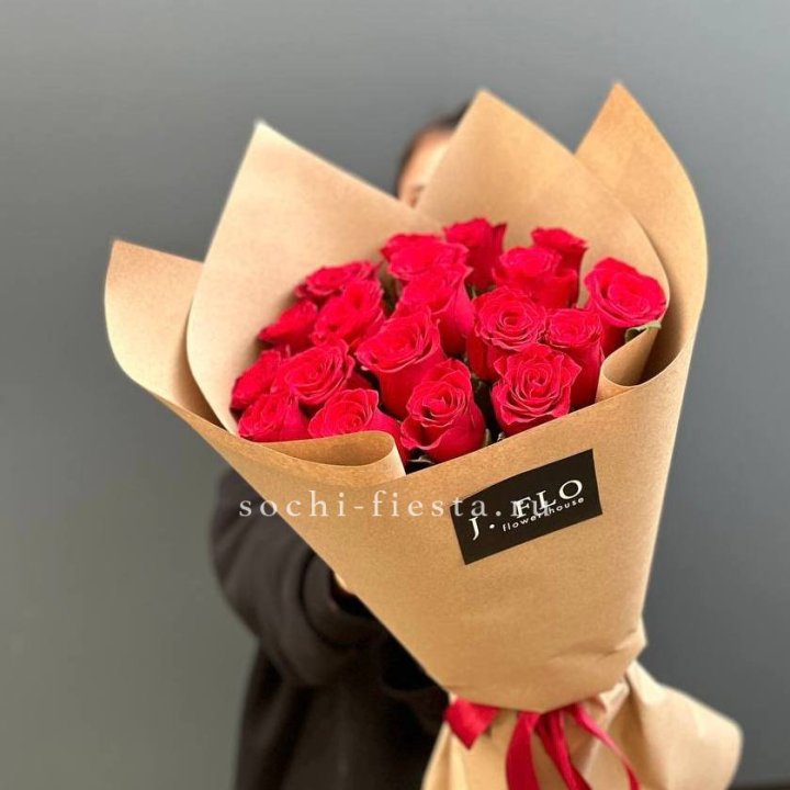 19 красных роз в крафте в Абакане