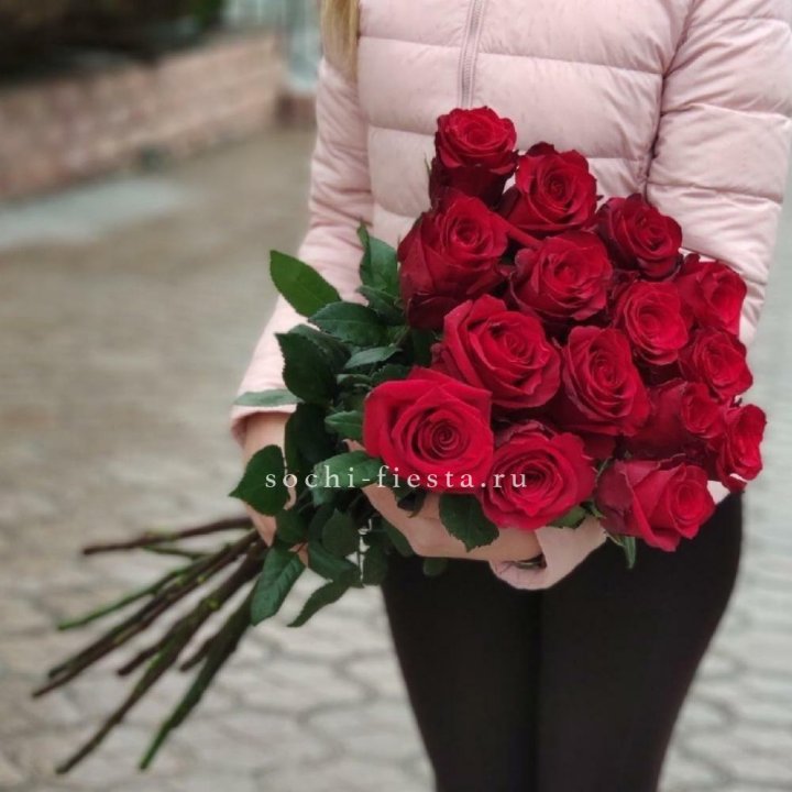 15 высоких красных роз в Абакане