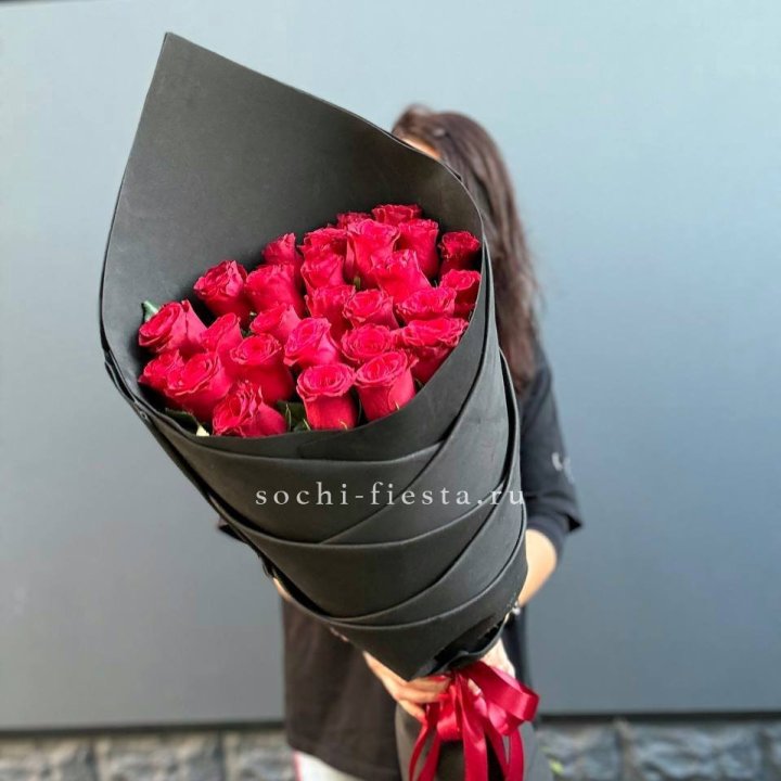 25 высоких красных роз в Абакане