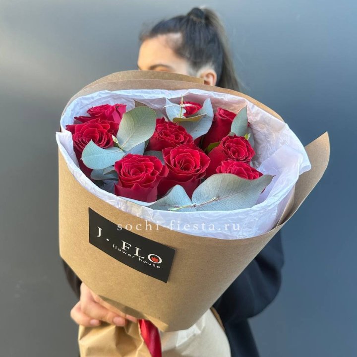 9 роз с эвкалиптом в Абакане