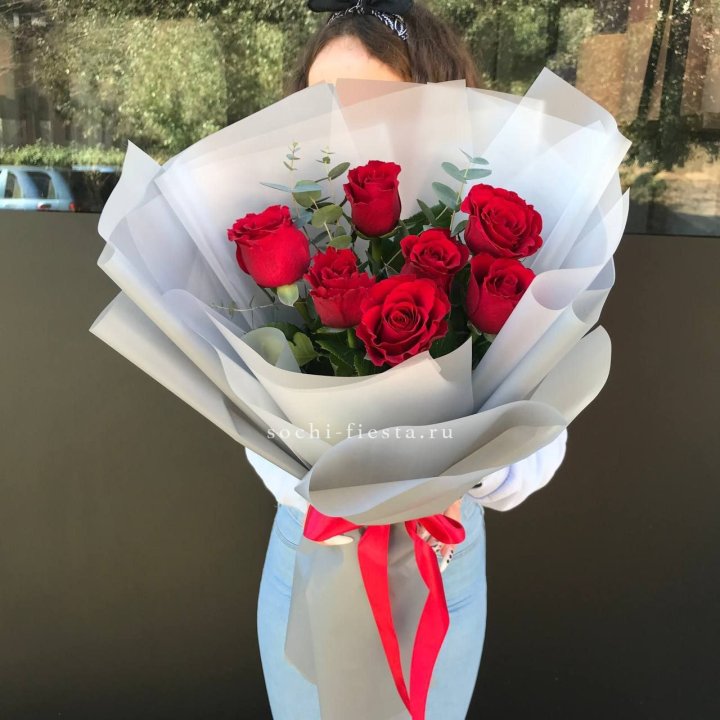 7 красных роз с эвкалиптом  в Абакане