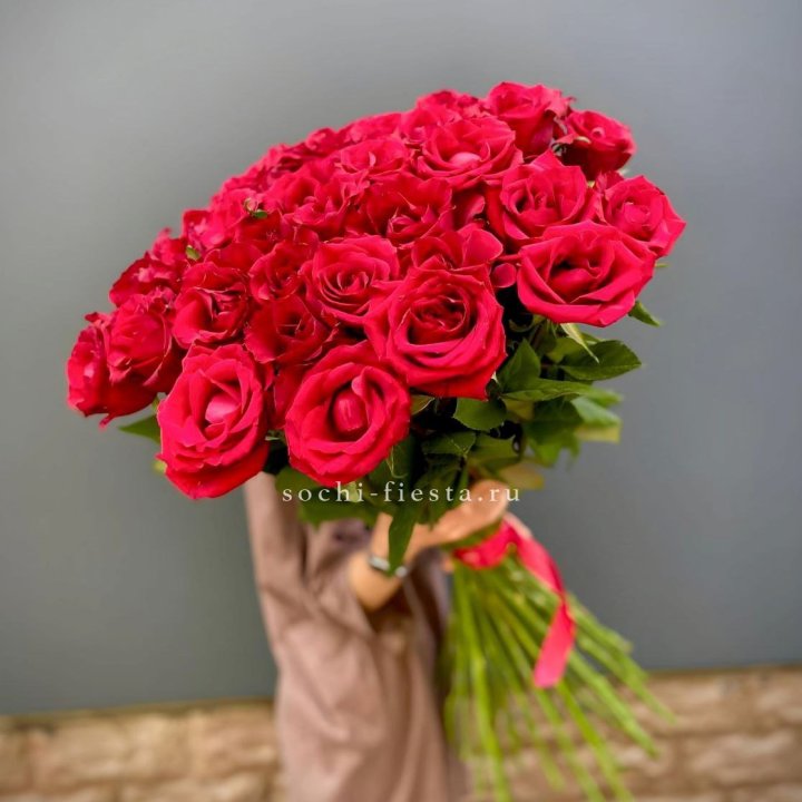 51 высокая красная роза в Абакане