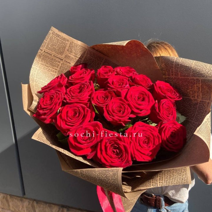 19 красных роз Леди Крафт в Абакане