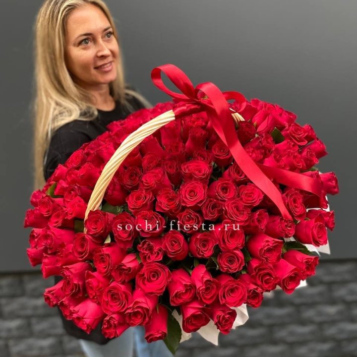 151 красная  роза в корзине в Абакане