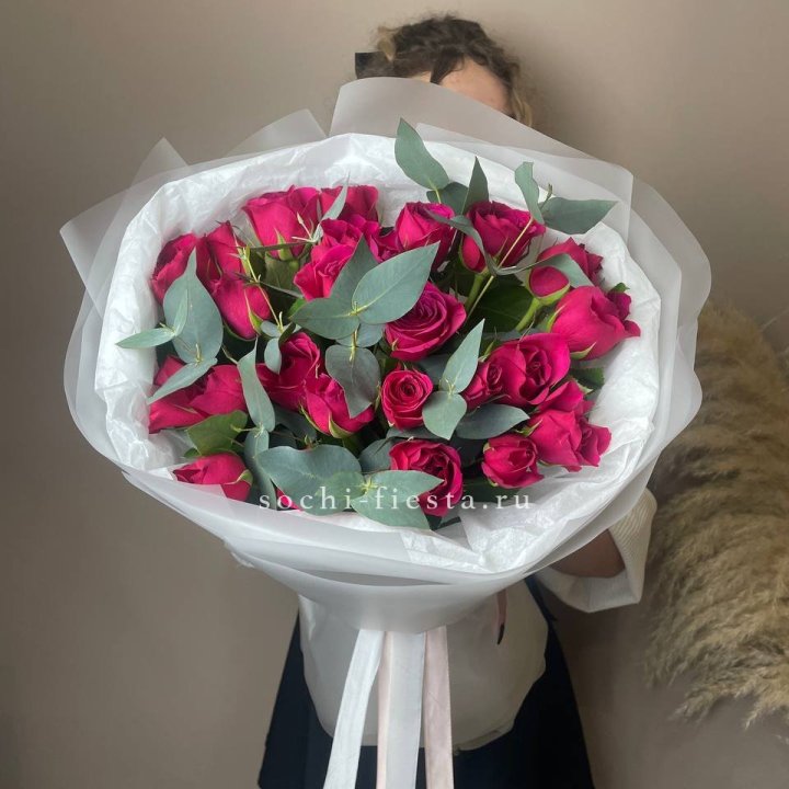 25 малиновых роз с эвкалиптом в Абакане
