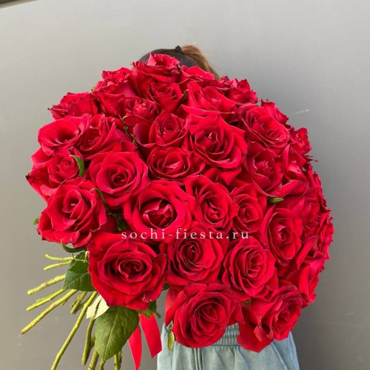35 красных роз под ленту в Абакане
