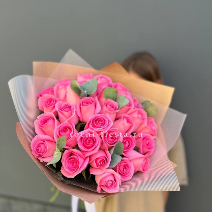 31 розовая роза с эвкалиптом в Абакане