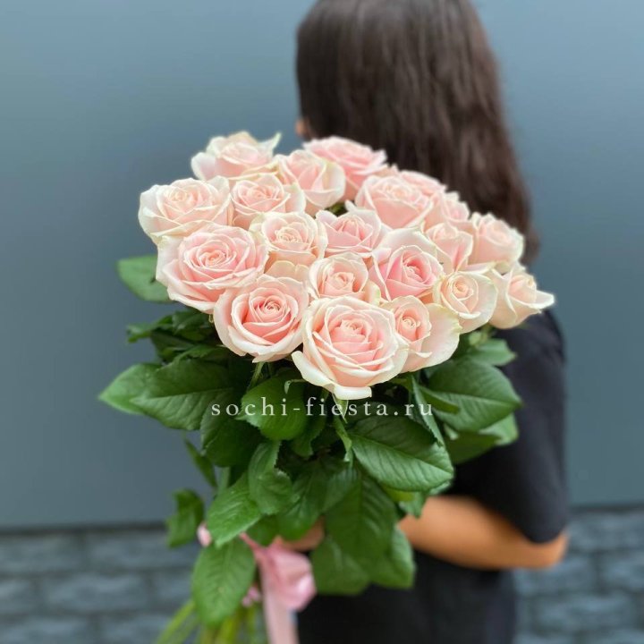 Высокие розовые розы в Абакане