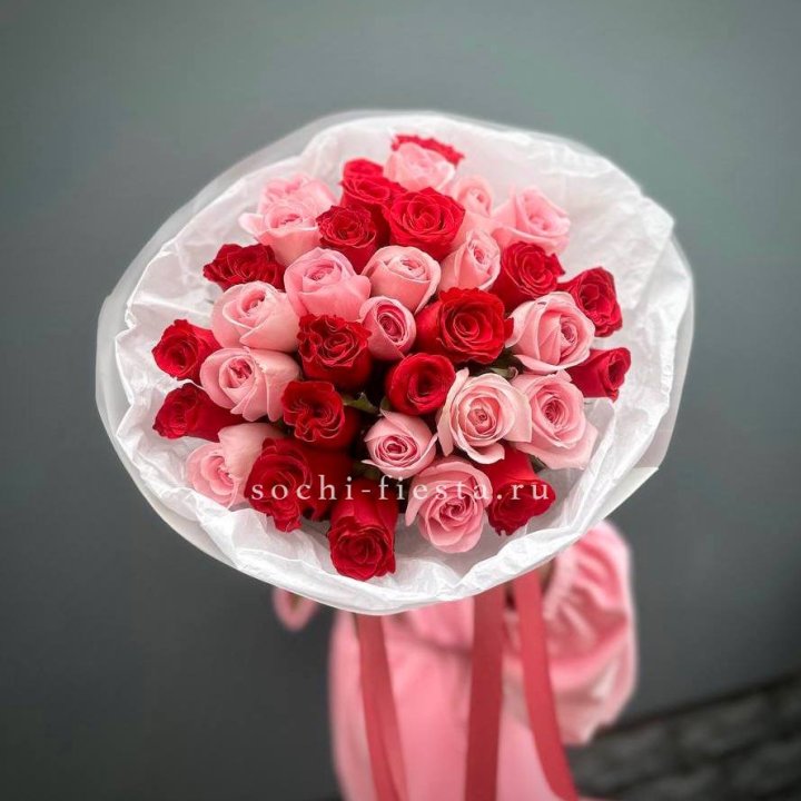 Букет красных и розовых 35 роз в Абакане