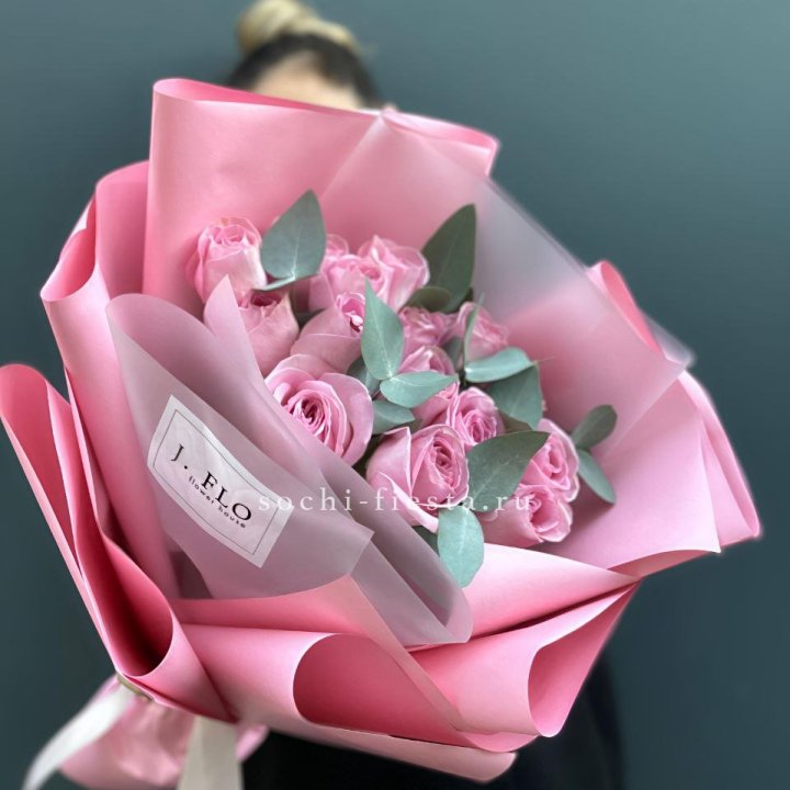 15 Розовых роз с эвкалиптом в Абакане