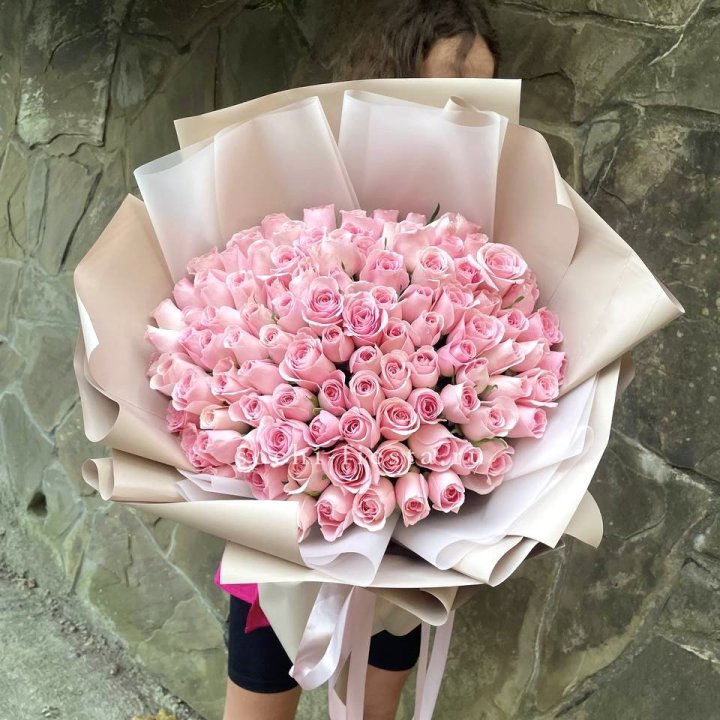 101 нежно-розовая роза Каролина  в Абакане