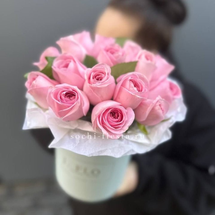 17 розовых роз в цилиндре в Абакане