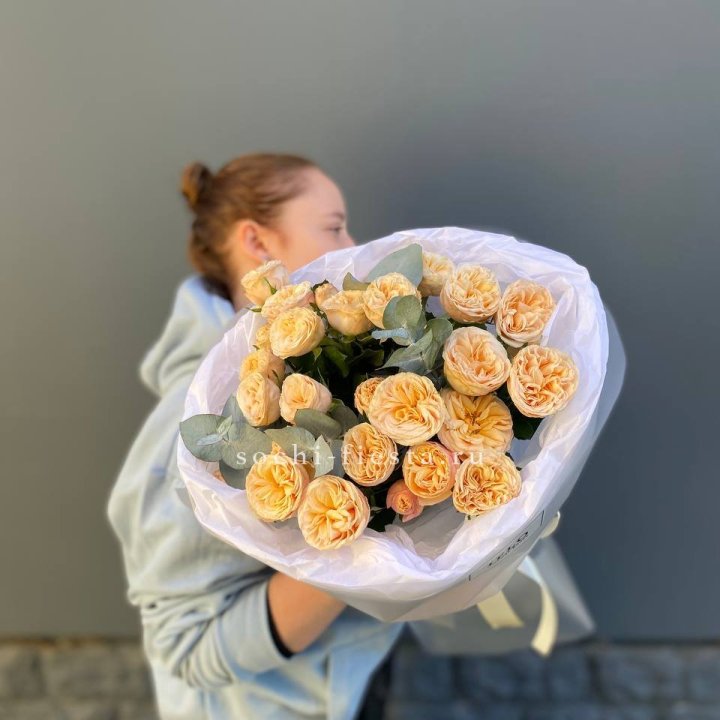 7 пионовидных роз в Абакане