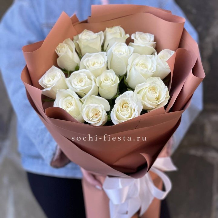 15 белых роз сиена в Абакане
