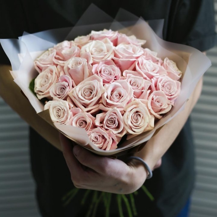 27 кремовых роз в Абакане