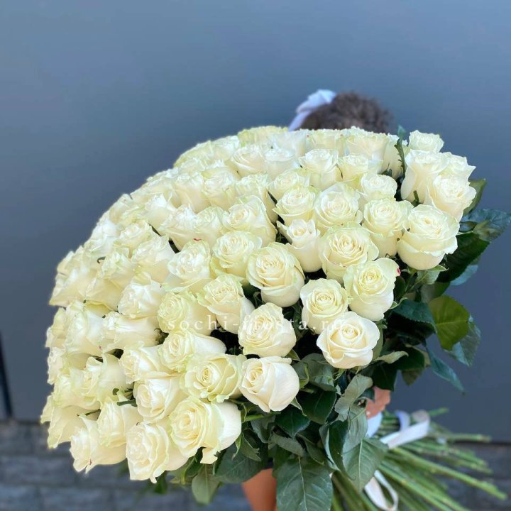 101 белая высокая роза в Абакане