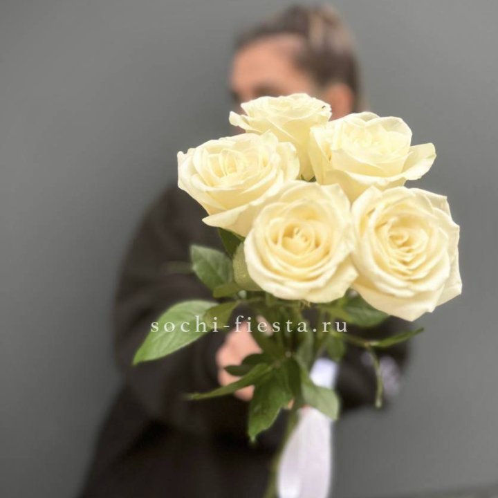 Букет 5 белых роз  в Абакане