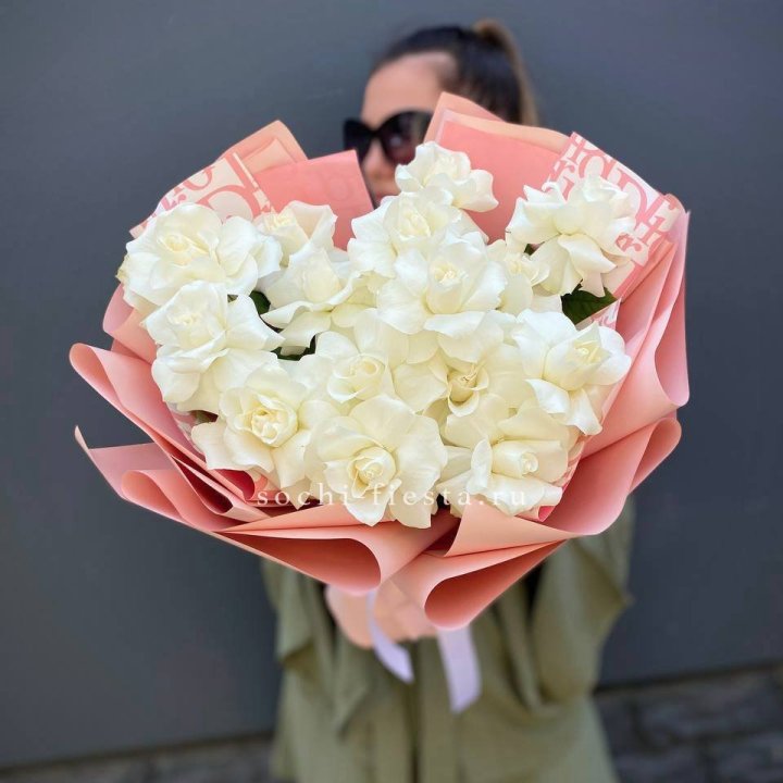 Белые розы "Аморе" в Абакане