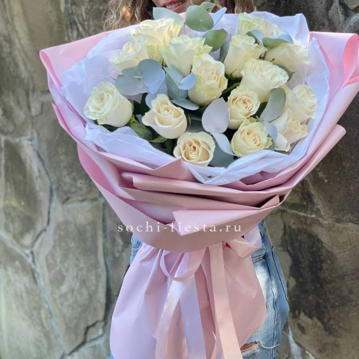 Белые розы в авторском оформлении в Абакане