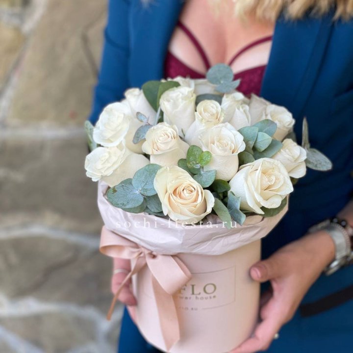 Цилиндр из белых роз в Абакане