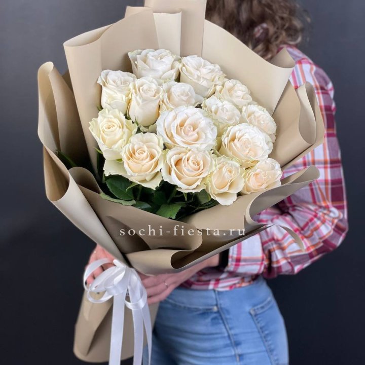 15 белых роз кофе в Абакане