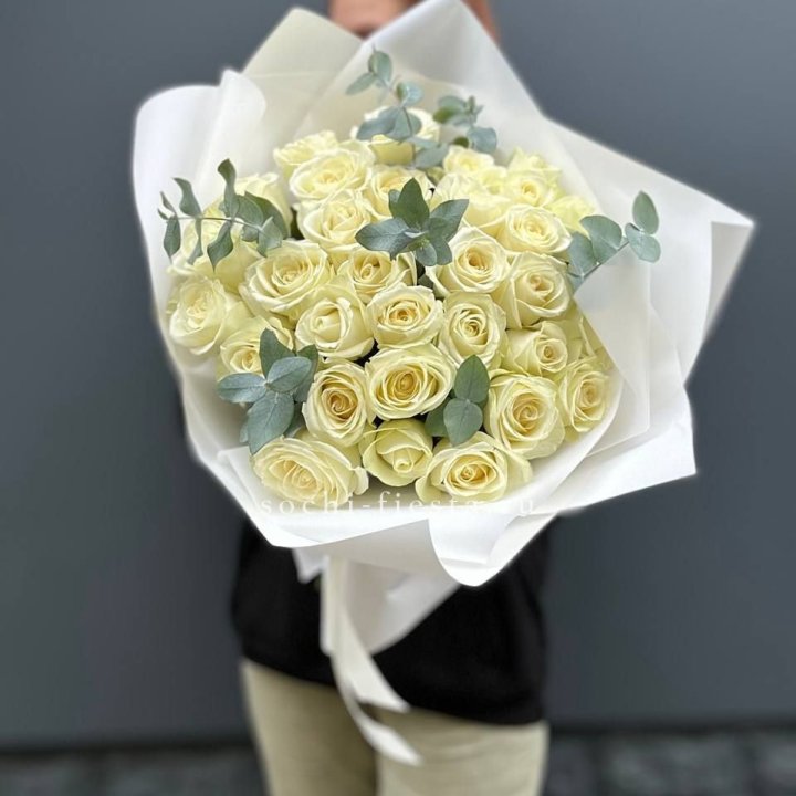 31 белая роза с эвкалиптом в Абакане