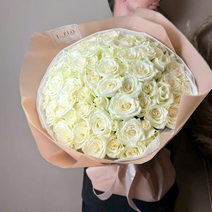 51 белая  роза в оформлении в Абакане