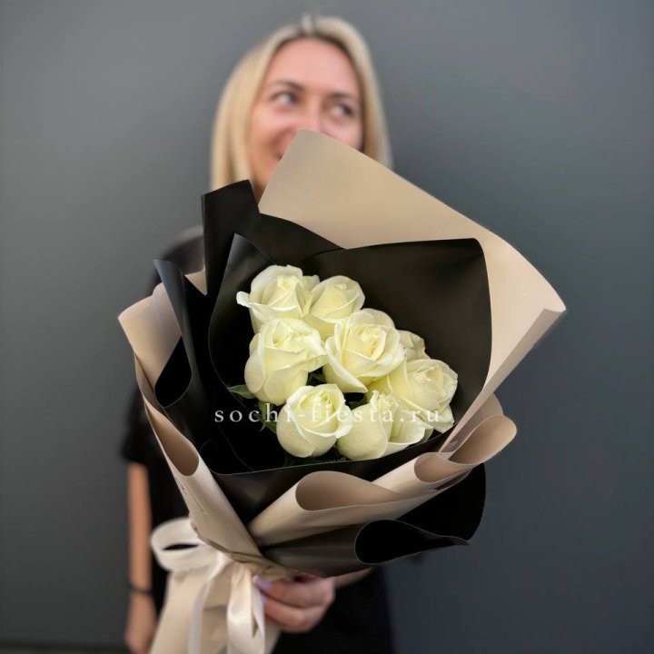 7 белых роз Иммерсив в Абакане