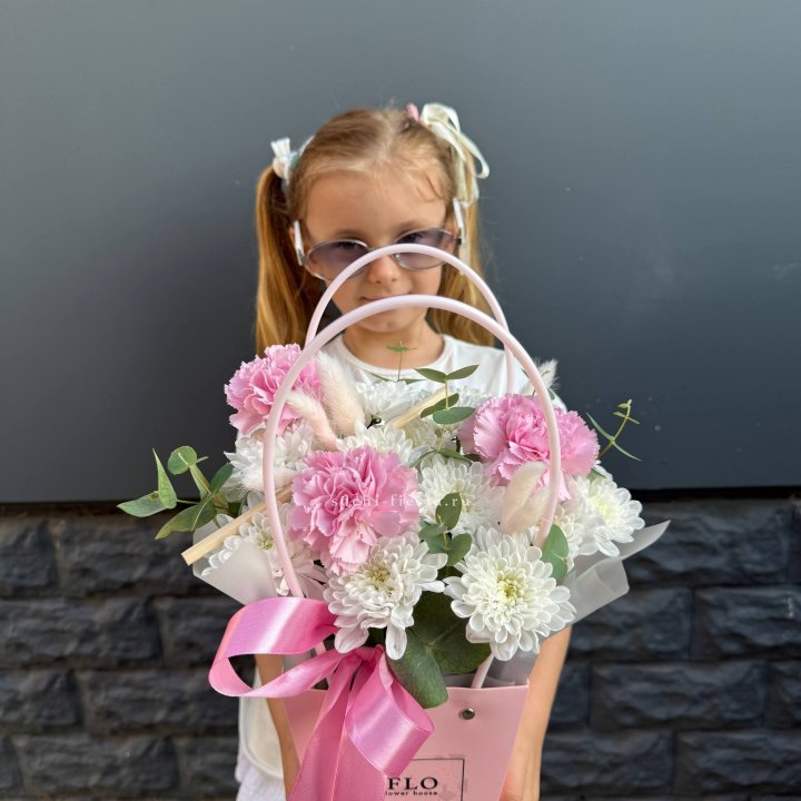 Сумочка из стойких хризантем и диантуса в Абакане