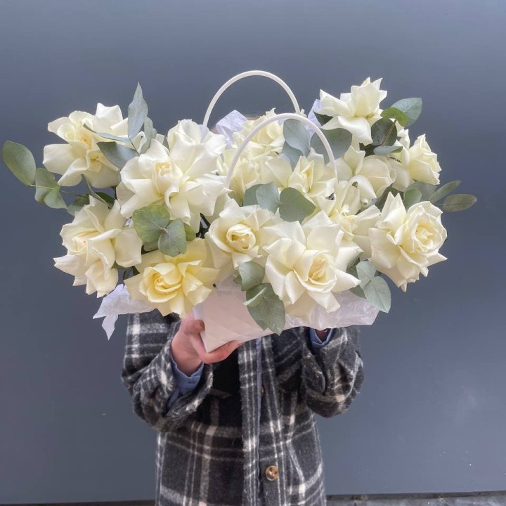 15 белых роз в сумочке в Абакане